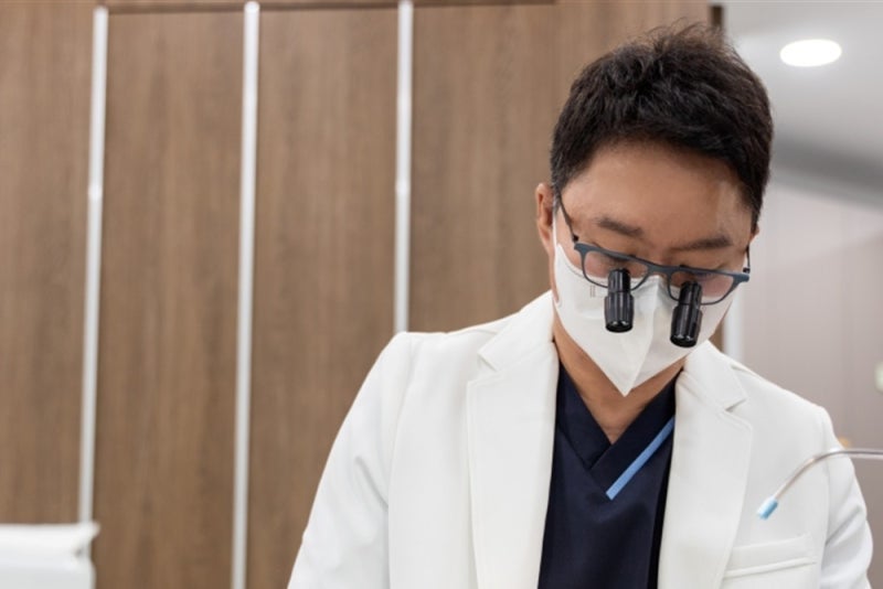 대전 둔산동 치과, 임플란트 기둥은 왜 맞춤으로 깎을까요?