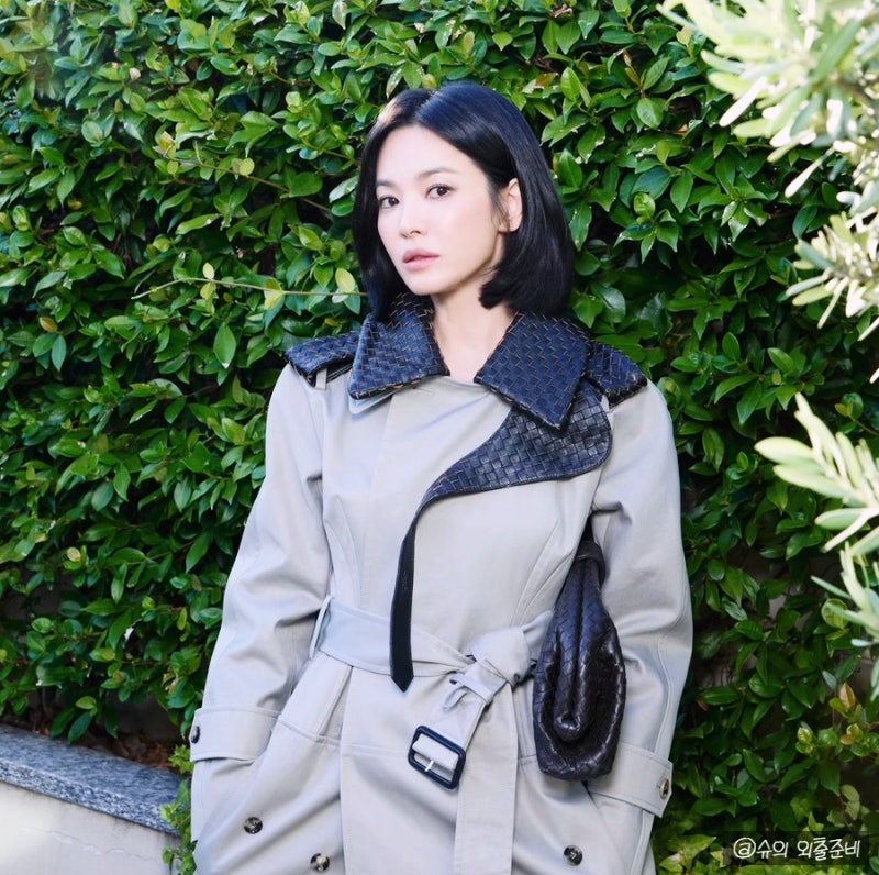 송혜교 착장 코트 카라 소재 보고 다들 알아챘다는 이 브랜드