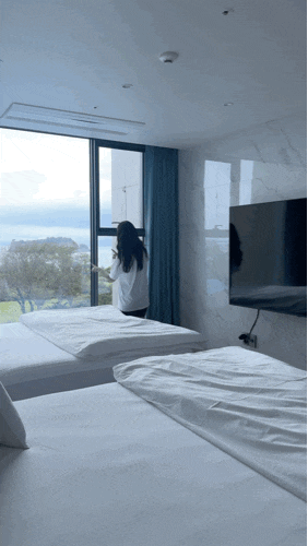 Seogwipo Accommodation in Jeju: Hogeun Yangttegureum, a 100,000 Won Per Night Stay with Beomseom Ocean View, Two Queen Beds, Perfect for Families