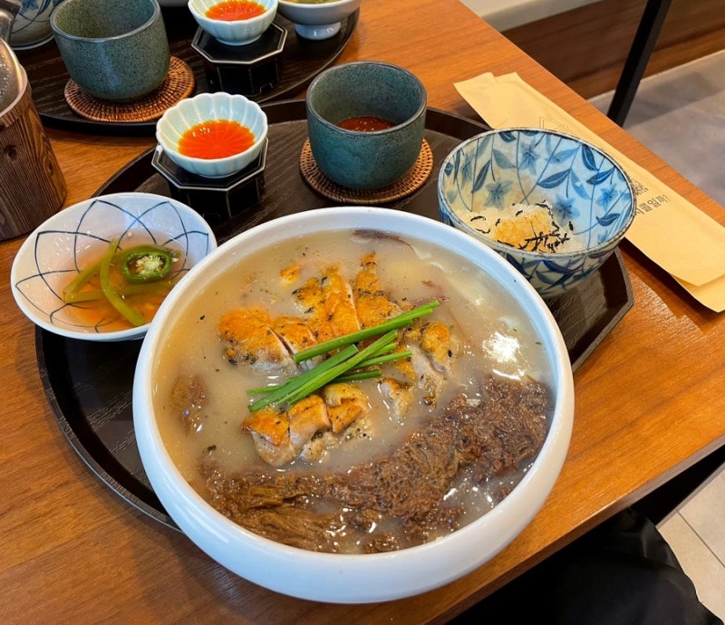 광교중앙역 점심 맛집 추천 | 제주고사리닭칼국수 시콜 진한 국물의 닭칼국수 맛집