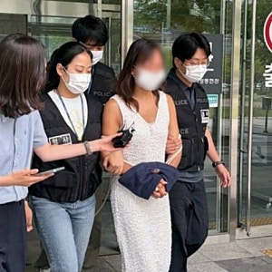 잠실 개표소 시위서 경찰에 침 뱉은 40대 女, 법정서 눈물…"모든 죄 인정, 선처 호소"