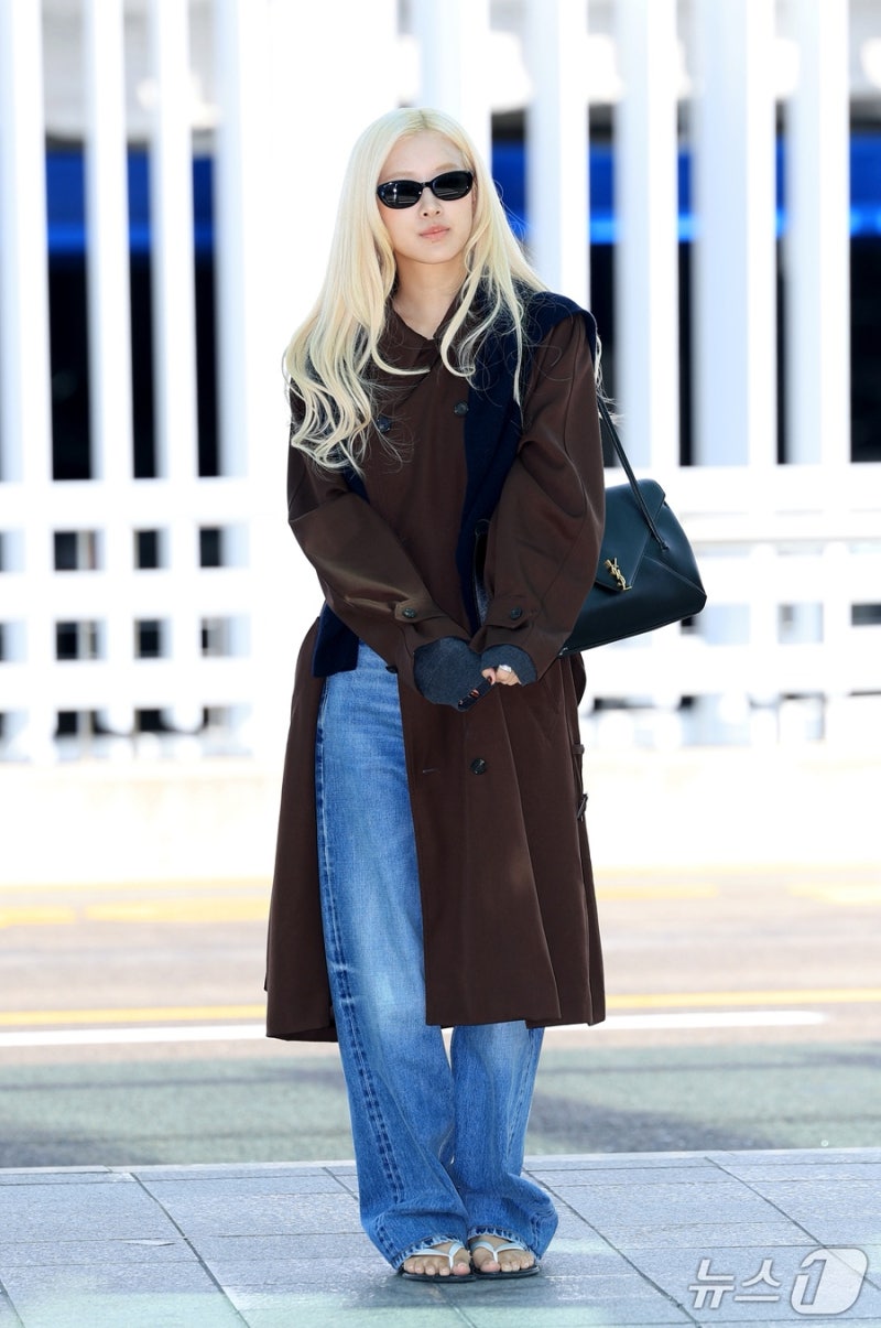 로제 공항패션, 브라운 코트 안에 이렇게 입었네? 전지현과 같은 생로랑 가방까지