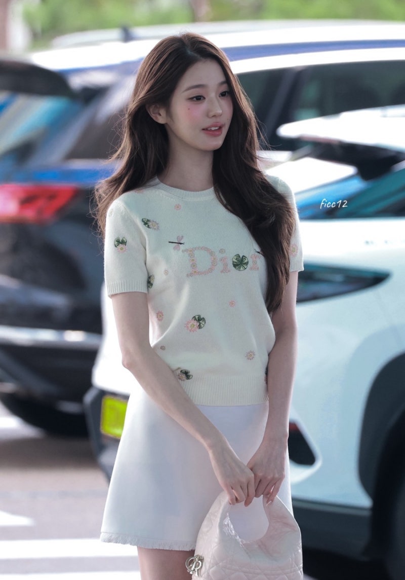 [단독] “미우미우 버렸다?” 장원영, 디올 풀착장으로 파리 출국… 전 세계 패션계 기절시킨....