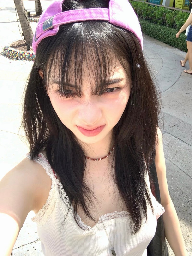 카리나 바하마 여행 근황｜핑크 모자·비키니·버뮤다팬츠까지 사랑스러운 휴양지룩