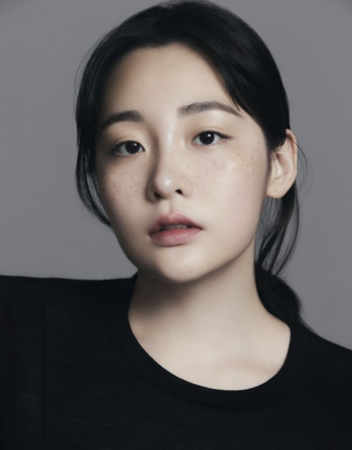 17kg 감량했다던 김민하, 버버리 공항패션 봤더니… 결국 반응 갈렸다