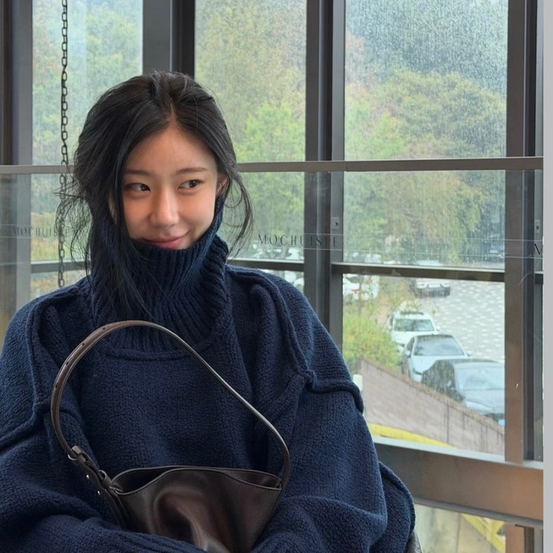 “이 니트 어디 거야?” 있지 채령 사복 패션, 아비에무아 네이비 터틀넥이 다 했다