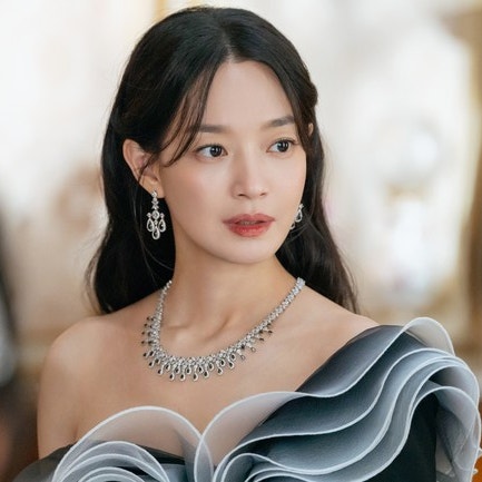 "결혼하고 첫 복귀작인데"… 눈빛부터 달라진 신민아 김우빈, 황후 자태 장착