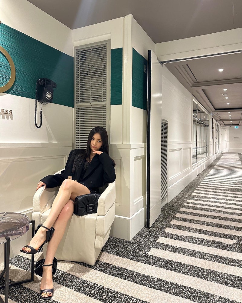 신세경 가을 재킷 코디, 올블랙이 심심하지 않은 이유는 스커트에 있어요
