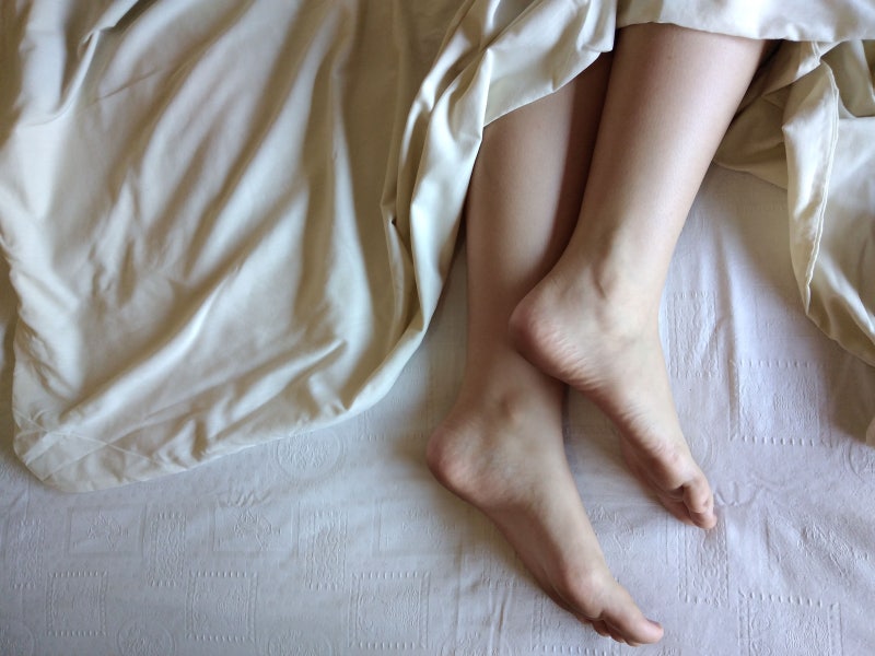 잠들기 전 다리에 벌레기어가는 느낌… 하지불안증후군 치료에 피검사(빈혈검사)가 필수인 ....