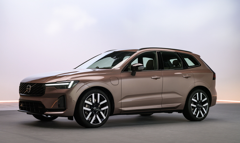 볼보 XC60 부분변경 2026 공개 – PHEV 전기 주행거리 200km, 국내 출시는?