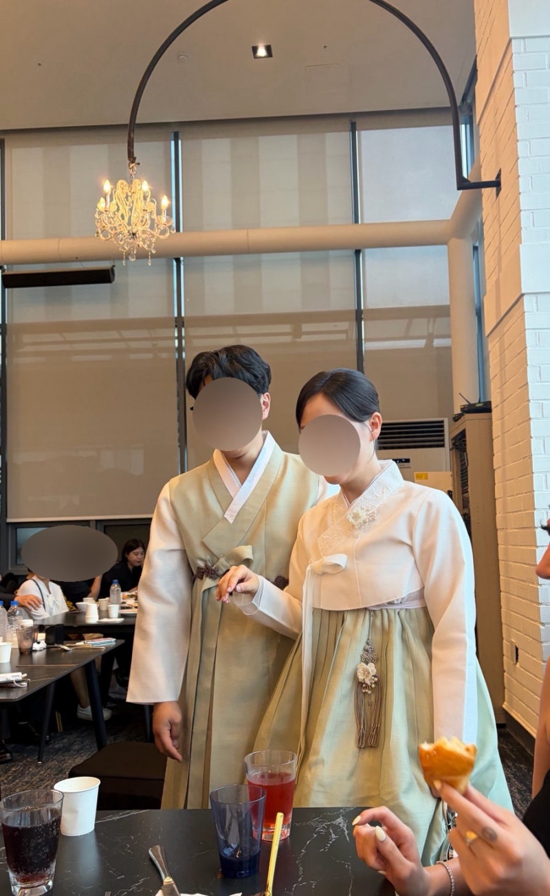 피로연 2부 드레스 대신 신랑 신부 커플 한복 대여 본한복