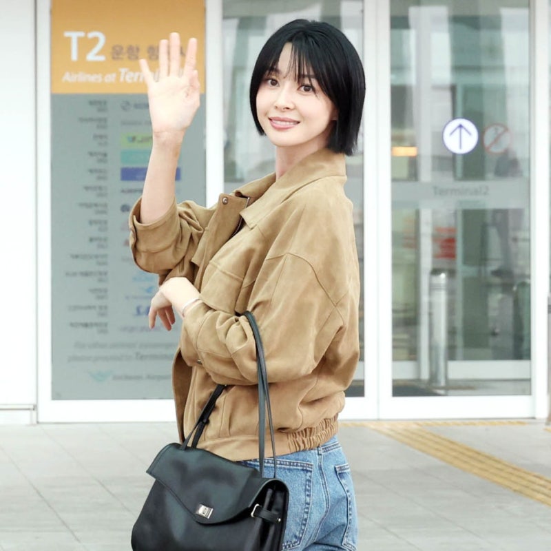 권나라 공항패션, 스웨이드 재킷에 검정 숄더백 하나