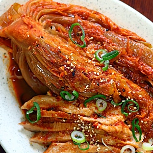 항정살로 만드는 푹 익은 김치찜 레시피 부드러운 돼지고기 들기름 묵은지찜 만드는 법