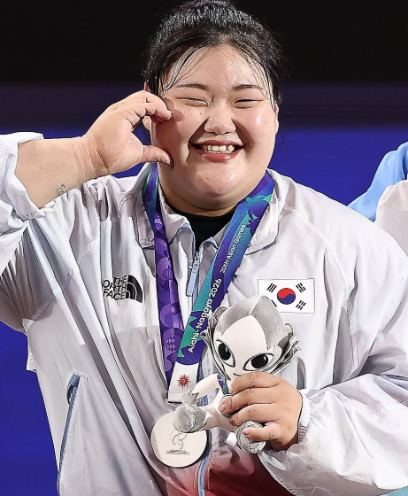 “300kg 들고도 은메달” 박혜정 한국신기록 세웠다…1위는 얼마나 들었나