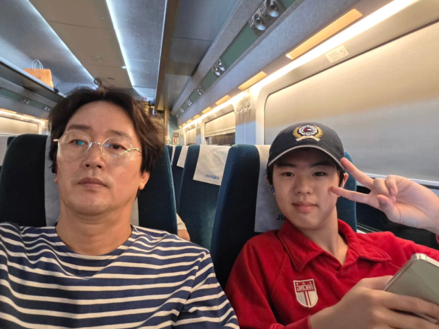 "아빠 따라 배우의 길로"…김정태, '배우 데뷔' 둘째 아들 김시현과 다정한 서울행 근황