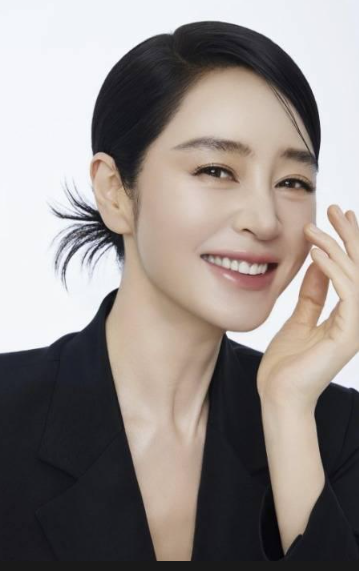 連一根瀏海都沒有卻更美了…56歲金憓秀，all back髮型引起轟動的原因