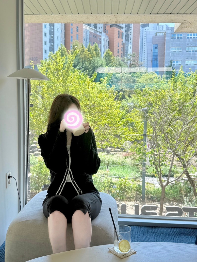 수원 광교카페거리 뷰맛집 카페 요이(yoee)ㅣ웨이팅 없이 즐긴 옥수수크림라떼와 떡 휘낭시에....