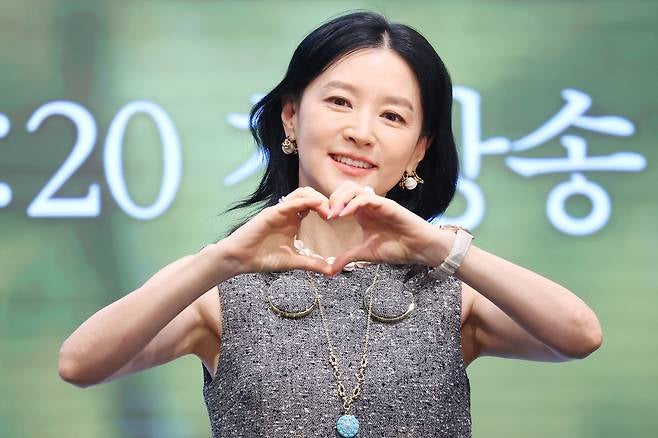 李英愛、金高銀稱讚「刺客們」後，惡意評論如潮…「真的太失望了」歷史歪曲爭議。