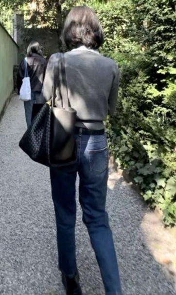 중단발 하나로 완벽한 비율 자랑하는 송혜교 스타일링