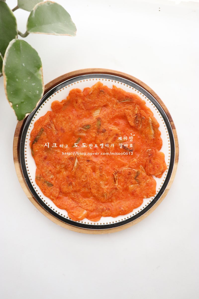 물 대신 넣으면 테두리까지 바삭한 간단 김치전 레시피 반죽 만들기