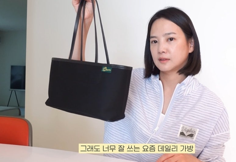 “곧 유행할 것 같은데?” 윤승아가 요즘 가장 자주 든다는 40만원대 가방