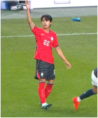 “휘슬도 안 불었는데 왜 멈췄나”…설영우 우루과이전 한 장면에 팬들 폭발, 4년 전 홍명보 ....