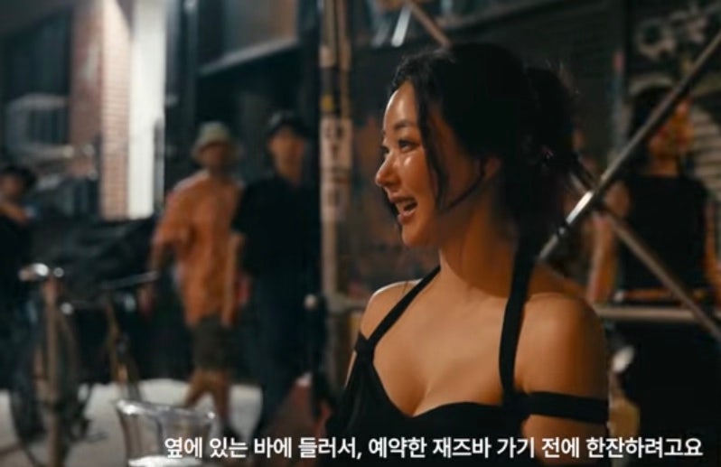 김사랑 48세 뉴욕 패션, 블랙 오프숄더 미니원피스 입고 피자집까지