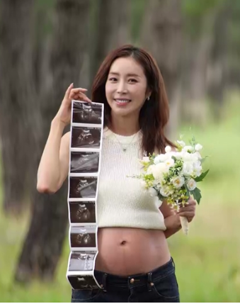 47세 한다감 출산 20일 앞둔 만삭 첫 공개, 앤 해서웨이 오마주한 크롭톱+청바지 만삭 화보와 ....