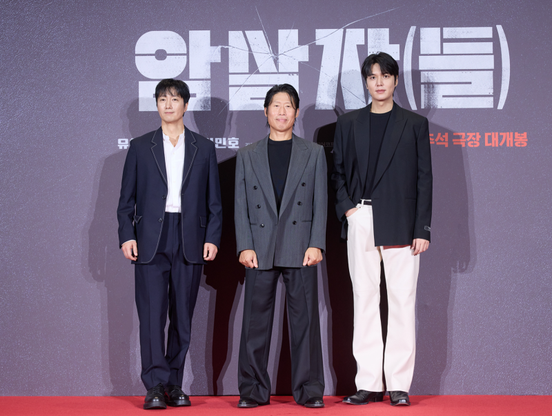박스오피스 1위인데 영상은 증발…영화 암살자(들) 역사 왜곡 논란의 실체