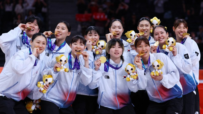 11명이 만든 기적! 한국 여자농구, 중국·일본 연파하고 12년 만에 아시안게임 금메달