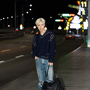 태민 공항패션, 찢어진 데님 아래 버건디 타비 부츠가 다 했다