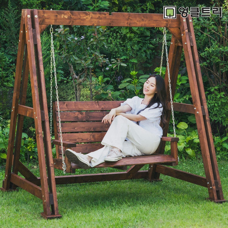 100% 통원목 야외 흔들그네의자 월넛색으로 꾸미는 정원 휴식공간