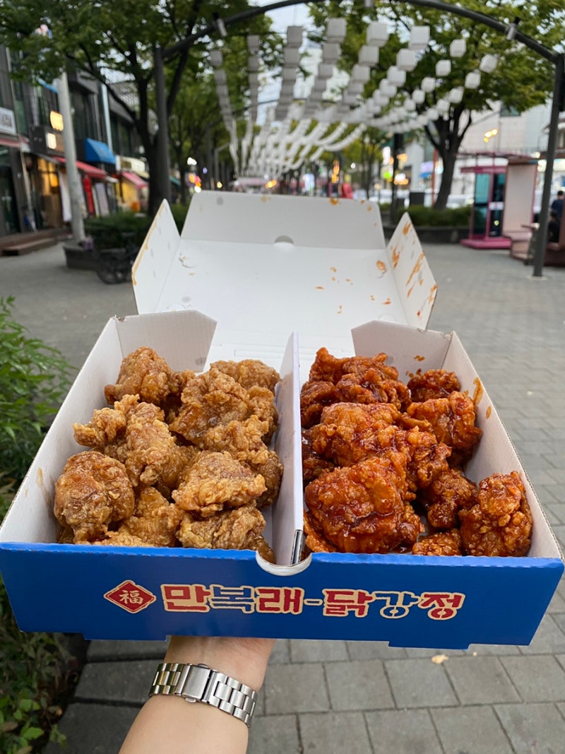 Manbokrae Dakgangjeong: Gangneung Jungang Market's Dakgangjeong Made with Domestic Chicken Thighs