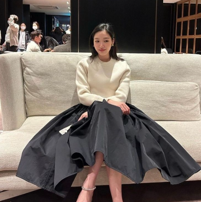 60s? The Middle-Aged Actress Who Wore the Same Outfit as Kim Go-eun and Didn't Fall Behind