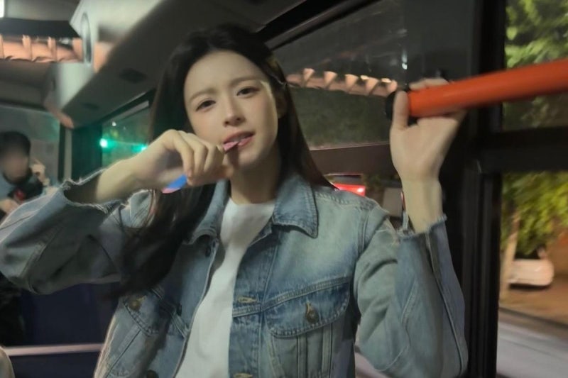 고윤정, 드레스와 데님의 극과 극 매력, 꽃밭 민소매부터 버스 안 데님까지 완벽한 일상 스타....