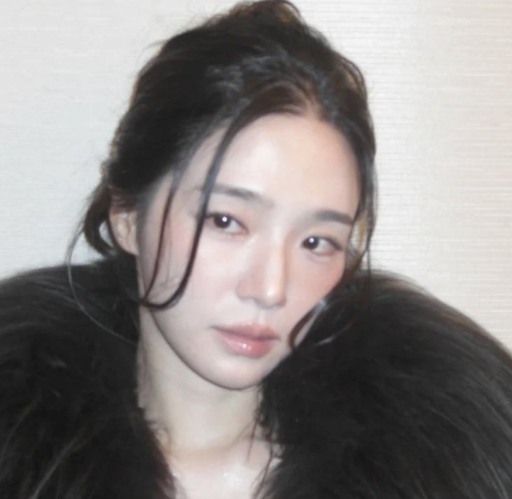 청순한 줄만 알았는데 뜻밖의 퇴폐미… 박규영 밀라노 올블랙룩 화제