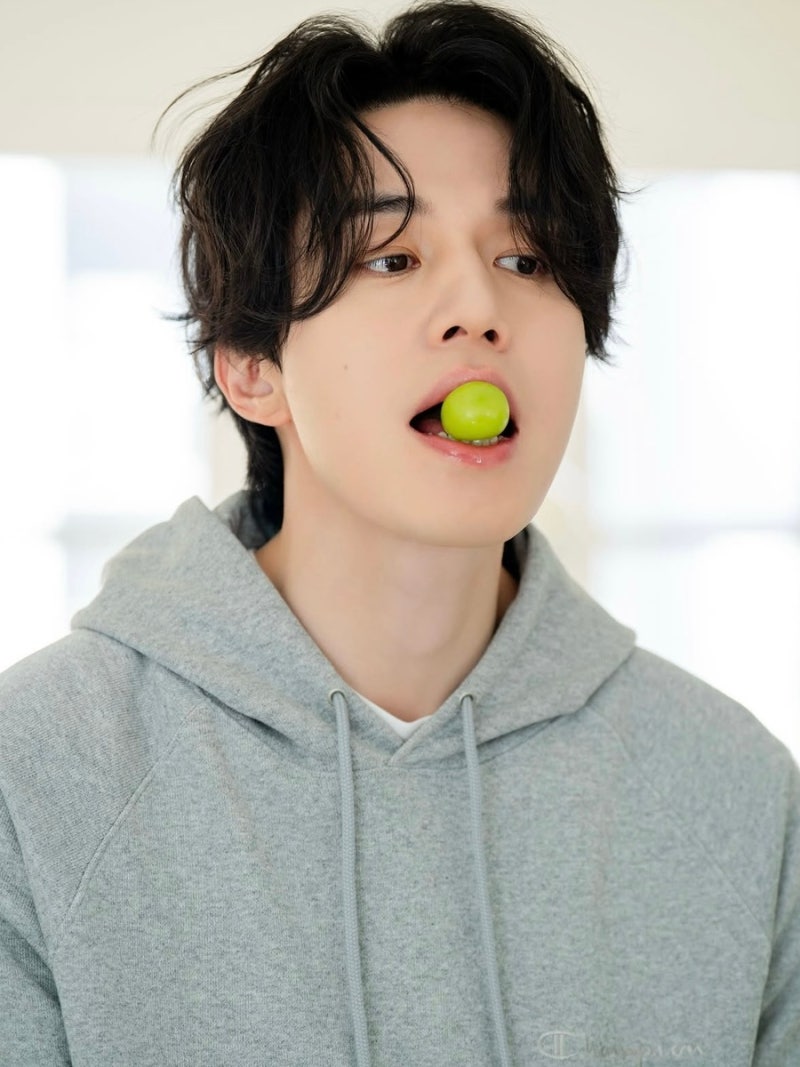 Lee Dong-wook's Leaf Cut: Naturally Flowing Bangs and Layered Style