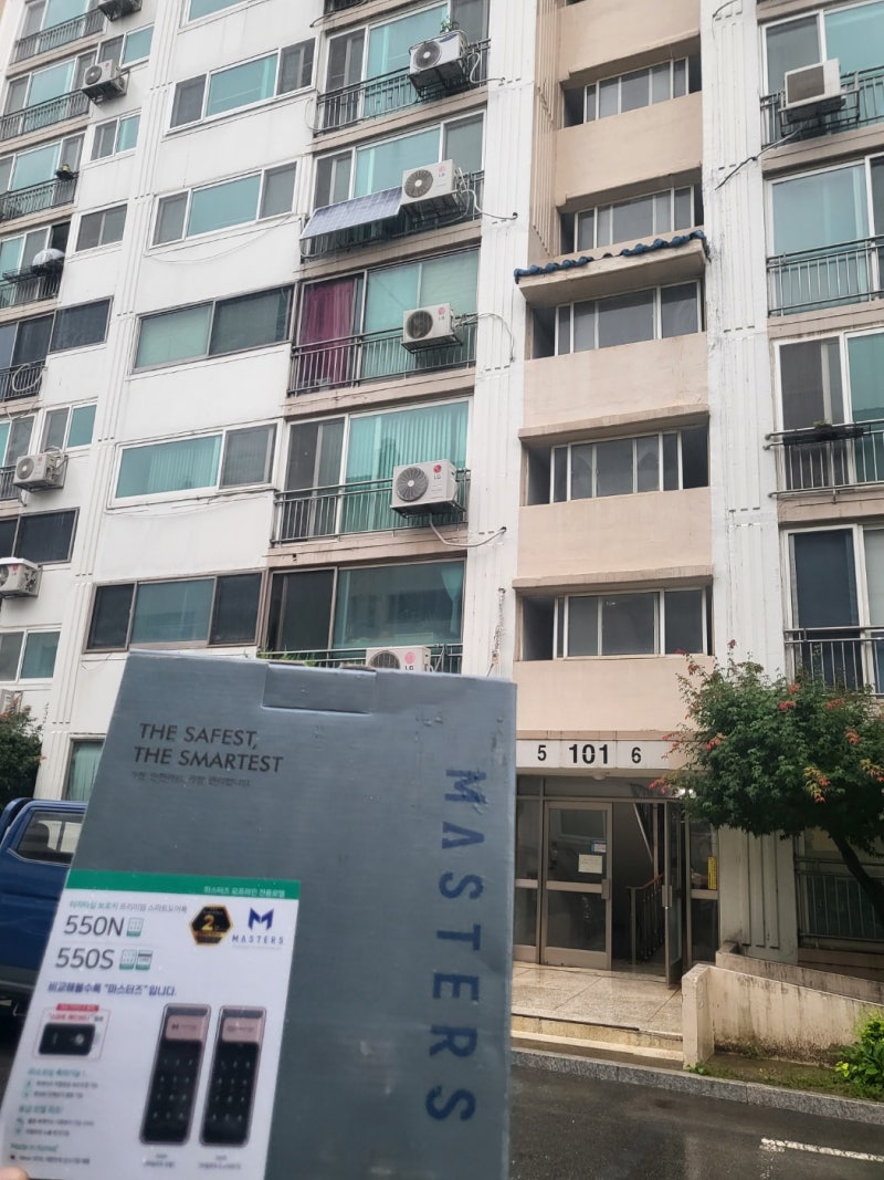 청주열쇠 도어체크 설치, 닫힘 충격 줄여 현관문을 천천히 닫아야 하는 이유