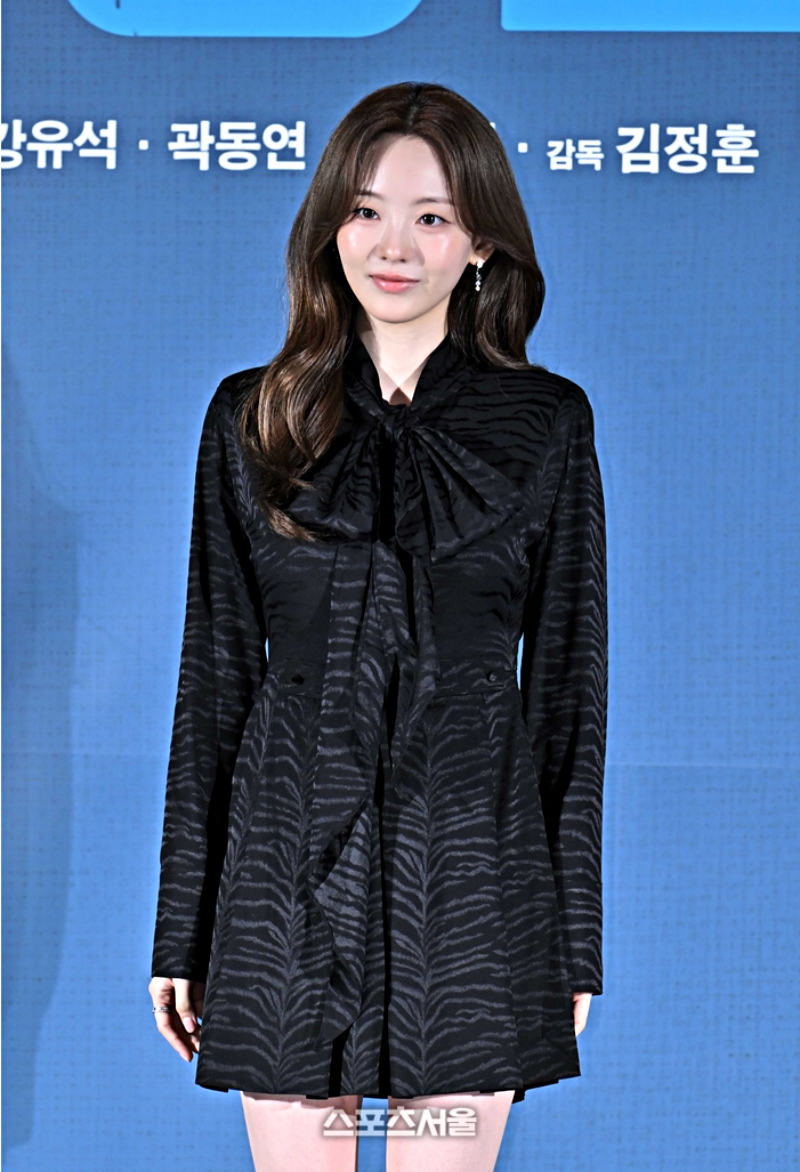 영화 최종면접 조이현, 진짜 면접룩은 달랐네... 리본에 블랙 미니 원피스
