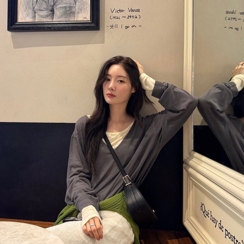 딥브이넥 니트, 요즘 왜 이렇게 깊어졌지?