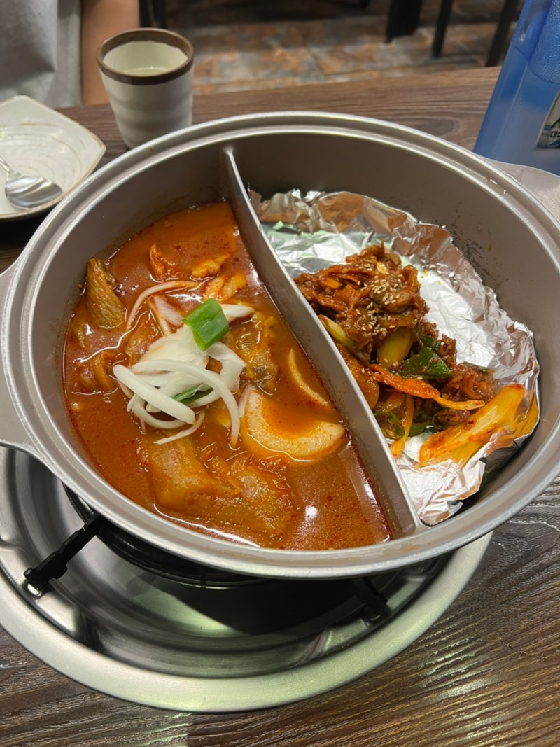 서면롯데백화점후문 점심맛집 묵은지돼지김치찌개본점 제육볶음 반반 공기밥라면사리 무한....