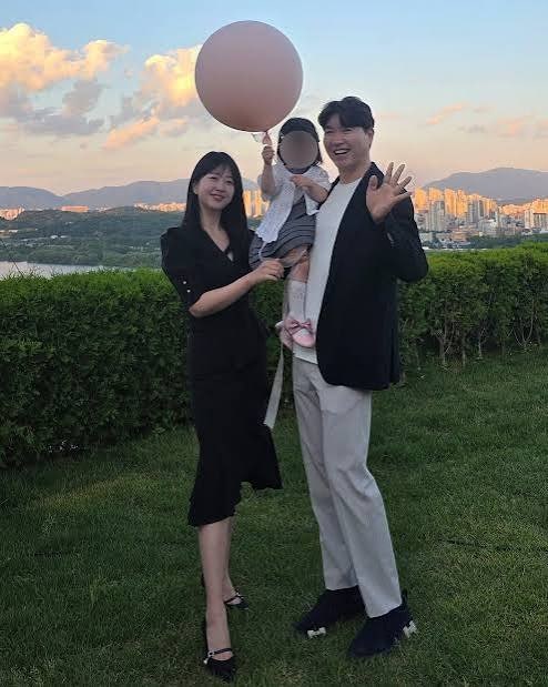 이번엔 비행기 대신 기차였다. 박수홍·김다예, 논란 한 달 만에 공개한 가족여행