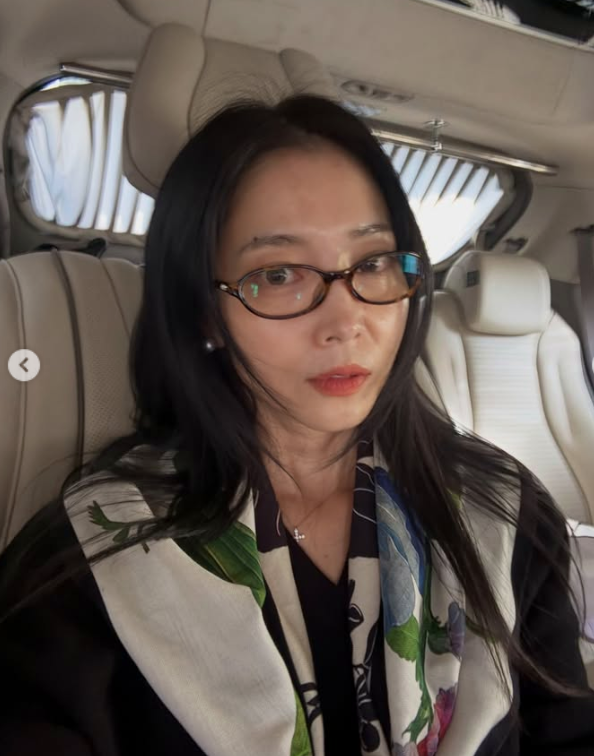 오윤아 가을 스카프: 7만원대 루이까또즈 '베르사일가든 울실크 스카프' 코디법