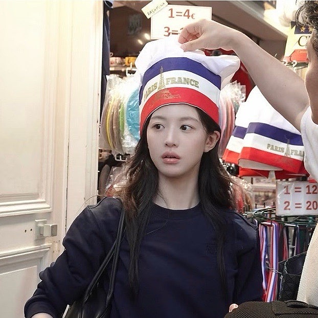 여친룩의 정석! 고윤정 파리 여행룩 속 6만원대 맨투맨