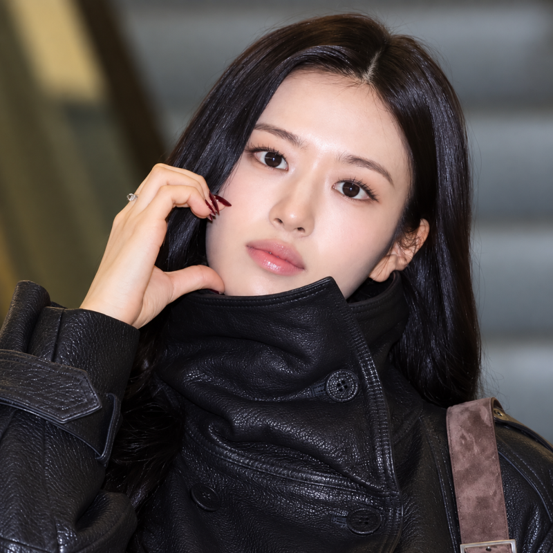 "가죽 재킷 하나로 런웨이" 안유진 공항룩, 어디 제품인가 봤더니