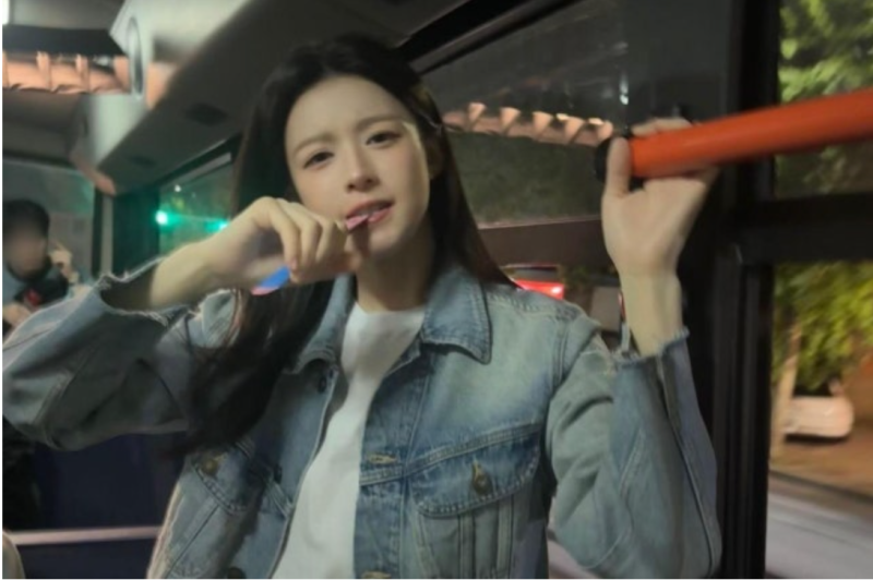연분홍 드레스였다가 버스에선 데님…고윤정, 드레스와 데님의 극과 극 매력 하루에 분위기 ....