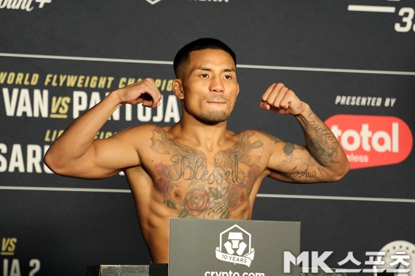 “식당 직원에서 24살 UFC 챔피언까지”…조슈아 반은 누구? 미얀마가 낳은 ‘겁 없는’ 괴물