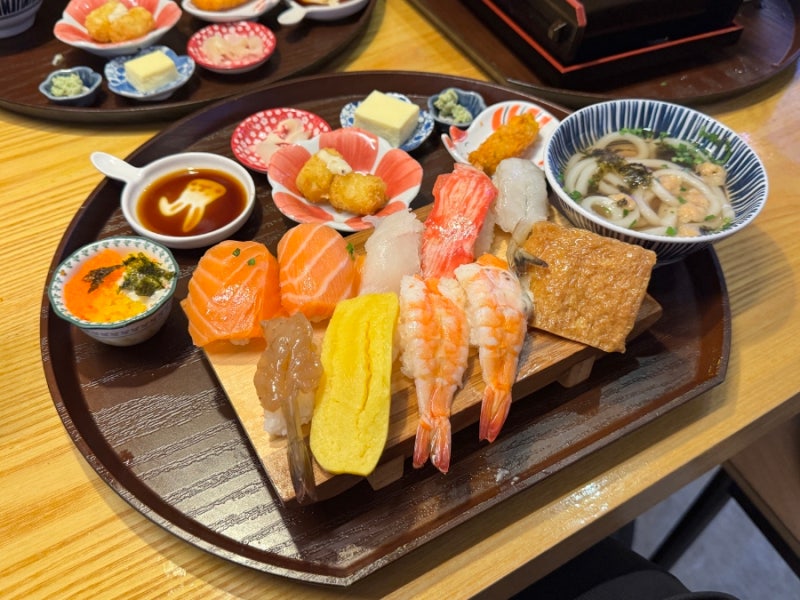 [대구] 동성로 초밥 맛집ㅣ현지 감성 가득한 가성비 초밥 '토토스시' 연어초밥 소고기덮밥 추....