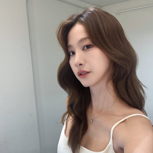 유인영, 화면보다 실물이 더 예쁘다니... 42살 동안 미모