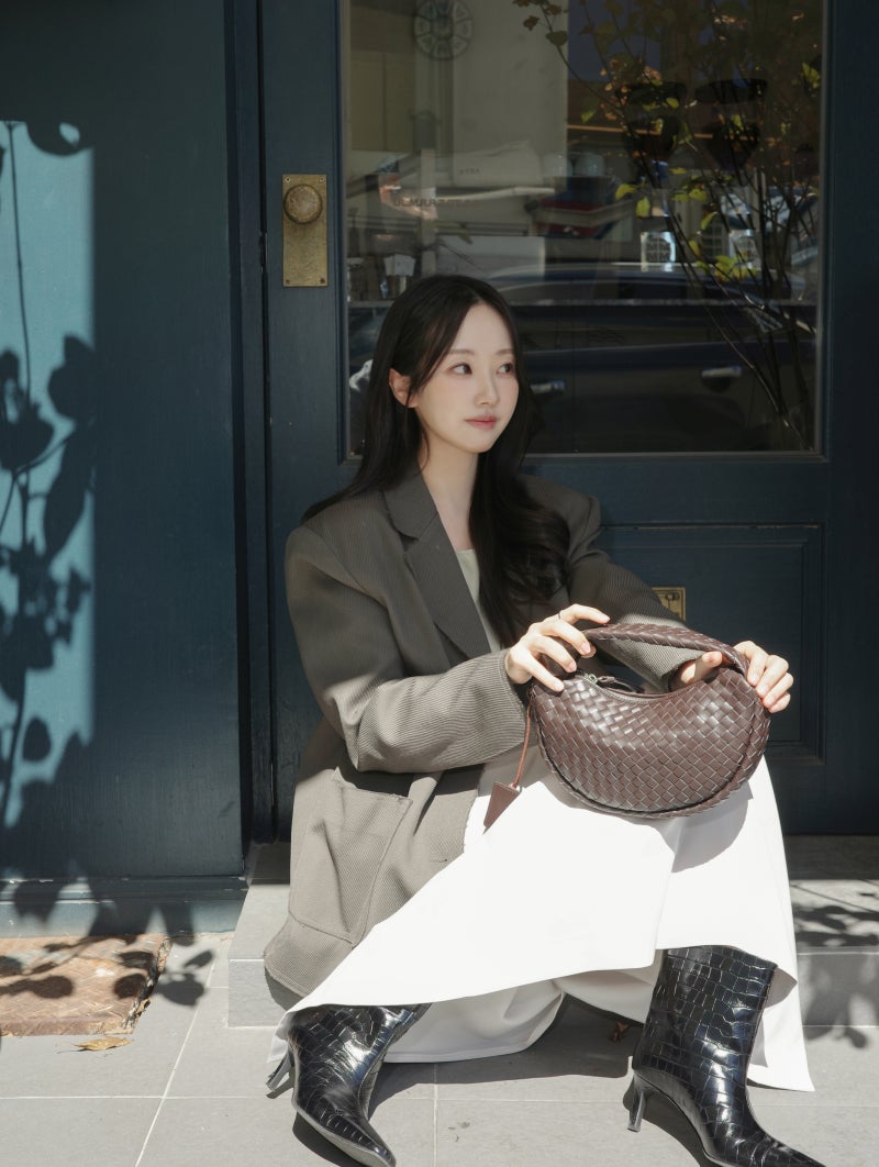 쿠론 26FW 가방 실물은? 정채연 화보 속 신상 숄더백 토트백 가을 코디